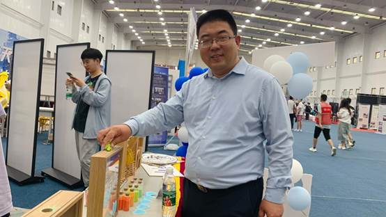 beat体育365官网孙怀凤老师倒下许愿瓶（友爱）