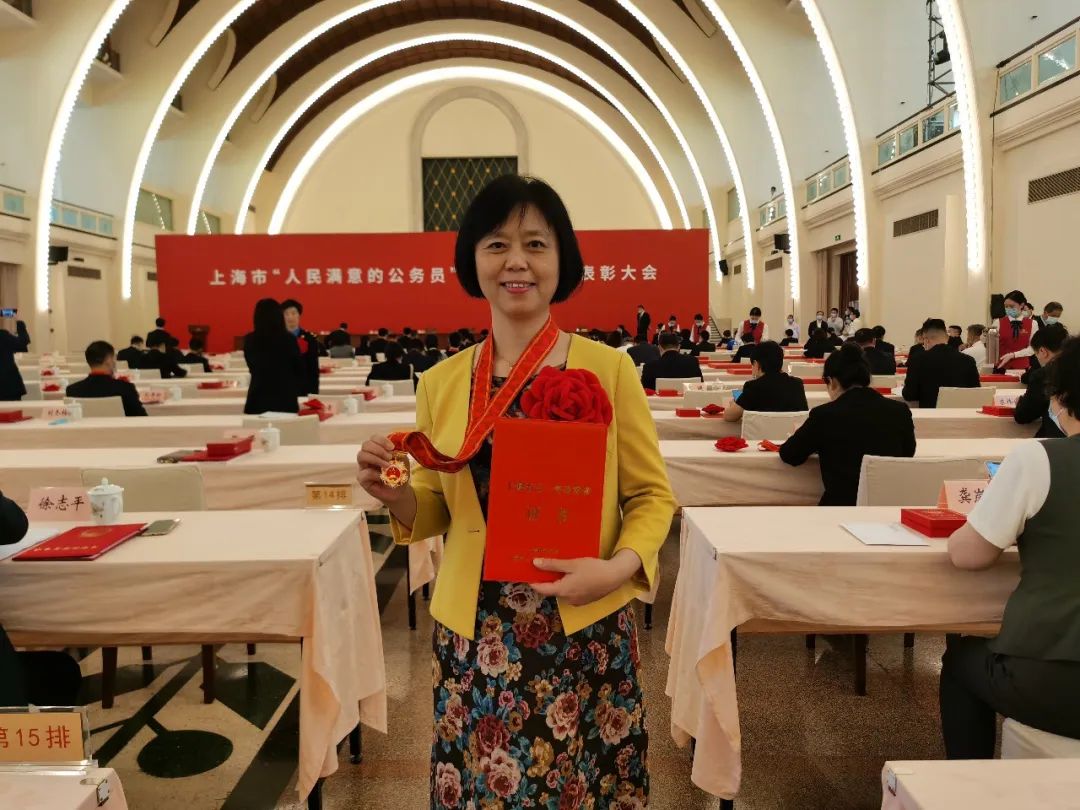 6项！世界杯官网系统2人和4个集体分获2022年上海市五一劳动奖章、五一劳动奖状和工人先锋号